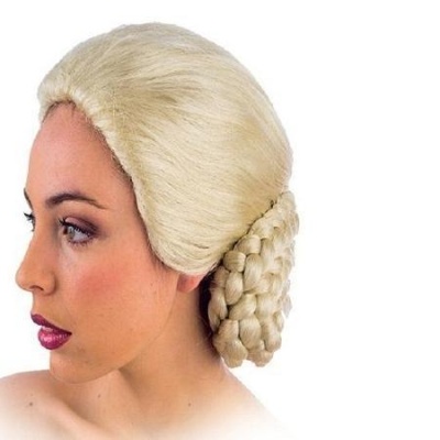 Peruca loira platinada com coque trançado vista de lado