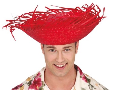 Homem com chapéu vermelho trançado e camisa floral colorida