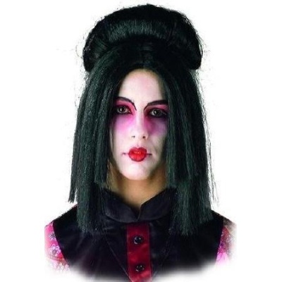 Peruca sintética preta estilo vintage com volume e maquilhagem dramática