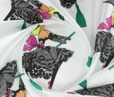 Tecido branco com padrão de mulheres dançantes em vestido preto rendado e acessórios coloridos