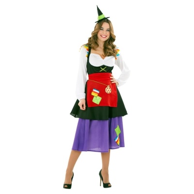 Mulher com fantasia de feiticeira com saia roxa, avental vermelho e chapéu pontiagudo verde