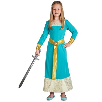 Menina com fantasia medieval azul e dourada, segurando espada de brinquedo.