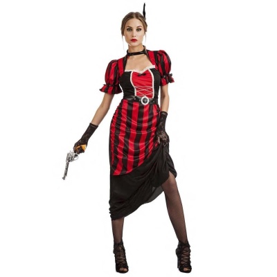 Mulher com vestido riscado vermelho e preto, luvas pretas e segurando pistola