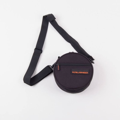 Bolsa redonda preta com alça ajustável e etiqueta KALANGO