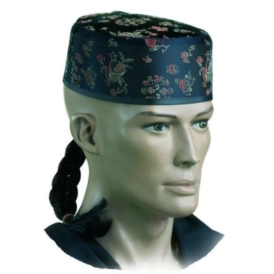 Boné islâmico masculino com padrão floral escuro e trança preta em manequim