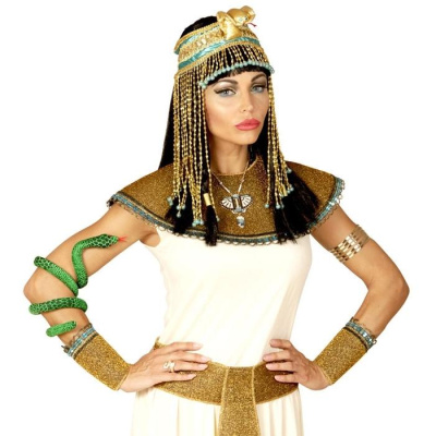 Mulher vestida com roupa e acessórios estilo egípcio dourados e brancos, incluindo adereço de cabeça e serpente verde no braço