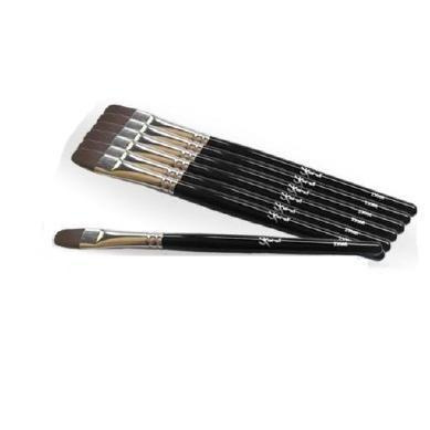 Sete pincéis de pintura com cabos pretos e cerdas castanhas