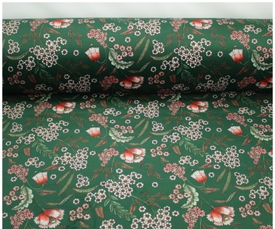 tecido verde com padrão floral rosa branco e verde enrolado