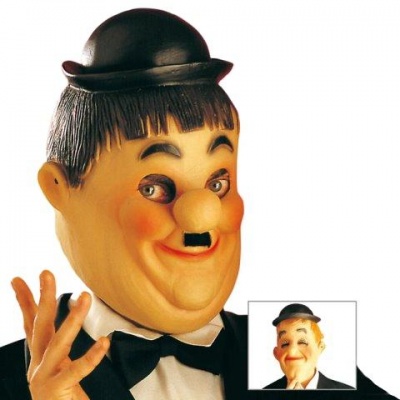 Máscara de borracha de homem com chapéu coco preto e fato formal.