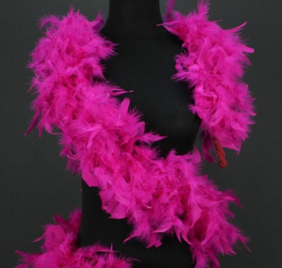 Cachecol ou boa decorativa de penas cor-de-rosa num manequim preto