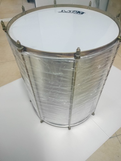 Tambor metálico cilíndrico com pele branca e película plástica