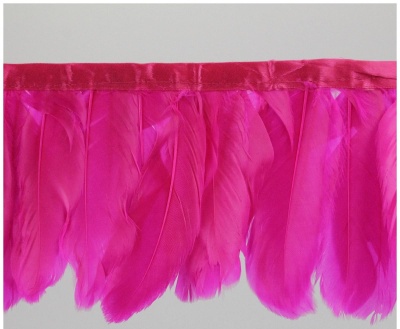 Franja rosa de penas unidas por fita cor-de-rosa