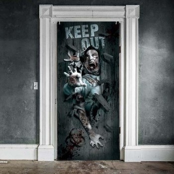 Porta preta com decoração de zumbi e texto KEEP OUT