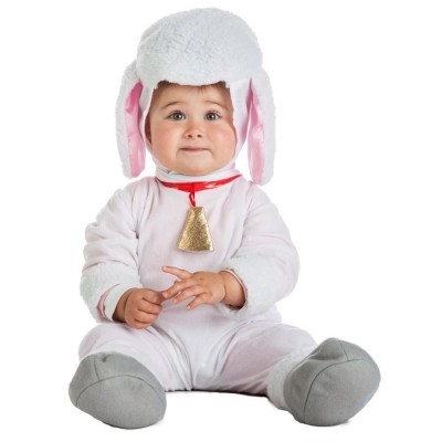 Bebé com fato de carneiro branco e sineta dourada.
