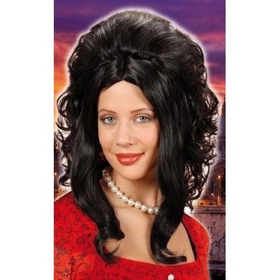 Mulher com peruca preta volumosa e ondulada, blusa vermelha e colar de pérolas