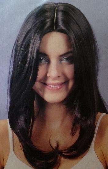 Peruca longa castanho escuro com risca ao meio numa modelo sorridente