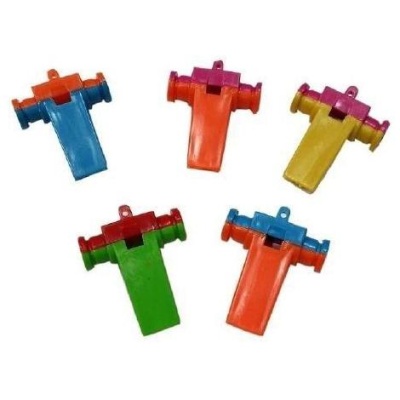 Cinco apitos plásticos coloridos em várias combinações de cores sobre fundo branco