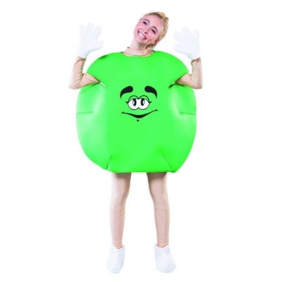 Pessoa com fantasia de bolacha verde com cara sorridente