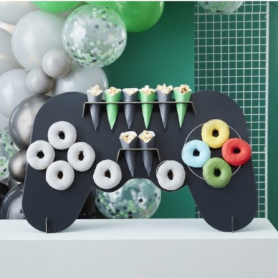 Suporte para snacks em forma de comando de videojogo preto com donuts e pipocas