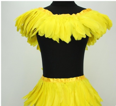 Conjunto amarelo de penas em manequim preto