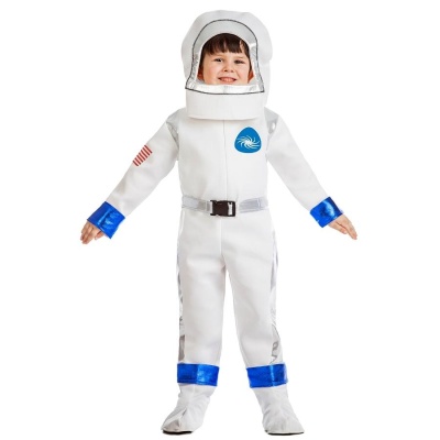 Criança vestida de astronauta com fato branco e detalhes azuis