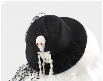 Chapéu preto de feltro com decoração de esqueleto branco com olhos vermelhos em manequim branco