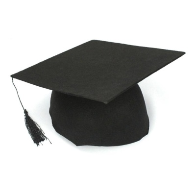 Capelo académico preto com pincel pendurado sobre superfície branca