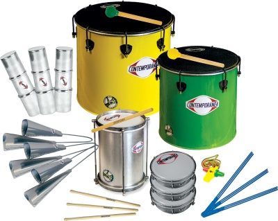 Conjunto de instrumentos de percussão coloridos e acessórios sobre fundo branco