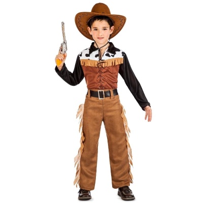 Menino vestido de cowboy com chapéu, camisa castanha e preta, calças castanhas e revólver de brinquedo