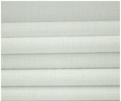 Tecido branco com trama quadriculada dobrado em camadas