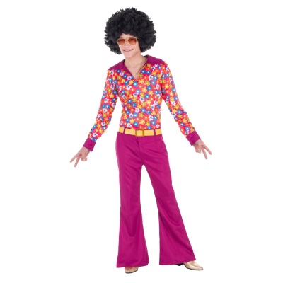 Homem com fato anos 70 colorido e peruca preta cacheada numa pose divertida