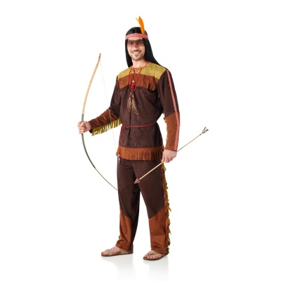 Homem com fato indiano castanho segurando arco e flecha.