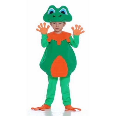 Criança com fato de sapo verde e laranja, incluindo chapéu, luvas e sapatos combinando.