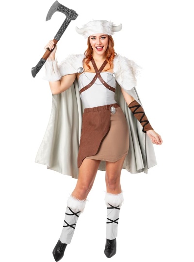 Mulher com fato de viking feminino branco e castanho segurando machado decorativo