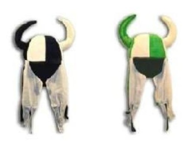 Dois capacetes com chifres com padrões em preto e creme e verde e creme