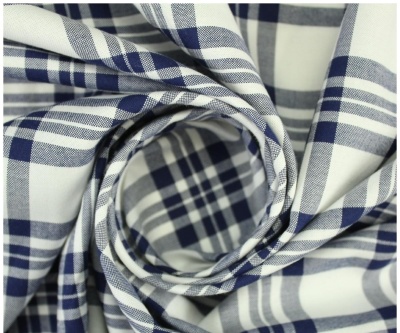 Tecido xadrez azul, branco e cinza dobrado
