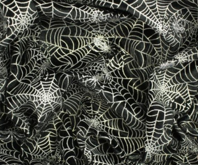 tecido preto com padrão prateado de teias de aranha e aranhas brilhantes