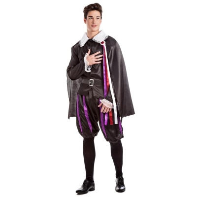 Homem com traje histórico preto e detalhes roxos em fundo branco