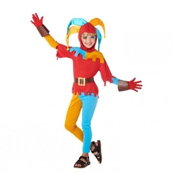 Criança com fato de bobo-da-corte colorido com capuz e sandálias pretas