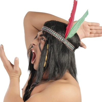 Homem com fita colorida e penas na cabeça