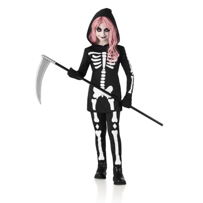 Criança com fantasia de esqueleto preta com ossos brancos, peruca rosa e foice