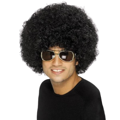 Homem com peruca afro preta, óculos de sol e camiseta preta