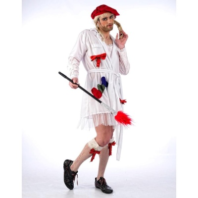 Homem vestido com bata branca e chapéu vermelho segurando espanador de penas