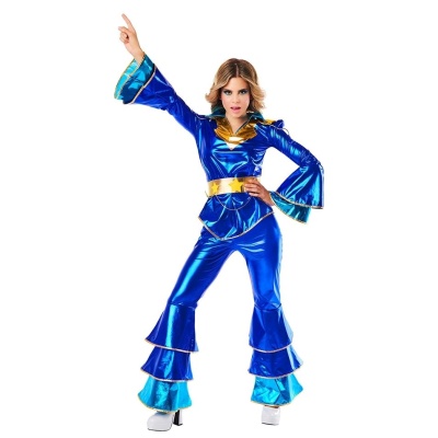 Fato azul metálico brilhante com detalhes dourados e turquesa em fundo branco