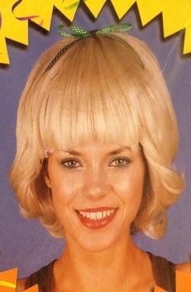 Mulher com peruca loira clara e fita verde de bolinhas brancas