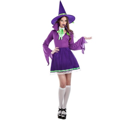 Mulher com fato de bruxa roxo, chapéu pontiagudo e meias brancas.