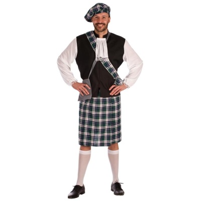 Homem com traje tradicional escocês em padrão tartan verde e azul