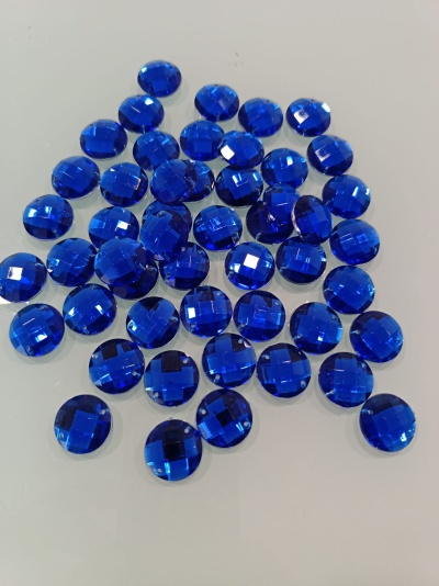 Botões redondos azuis facetados sobre fundo branco