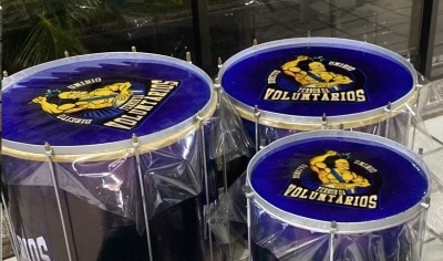 Três tambores azuis Força Voluntários com estrutura metálica e logo amarelo