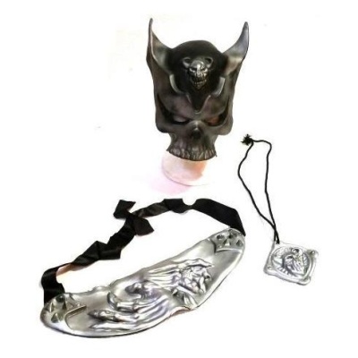 Máscara preta de caveira com chifres e acessórios metálicos prateados com desenhos em relevo